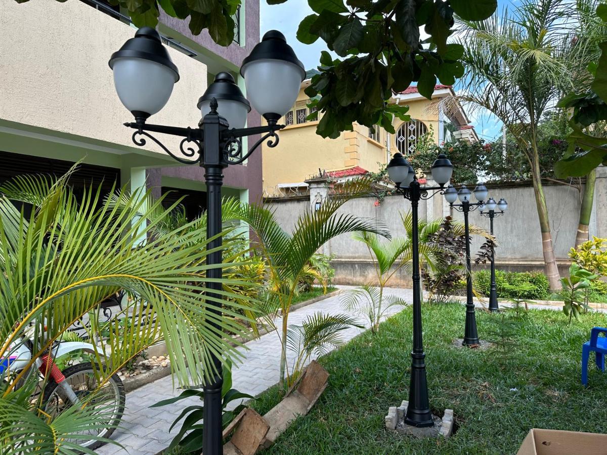 Elena & Kimberly Apartment Gulu Екстериор снимка