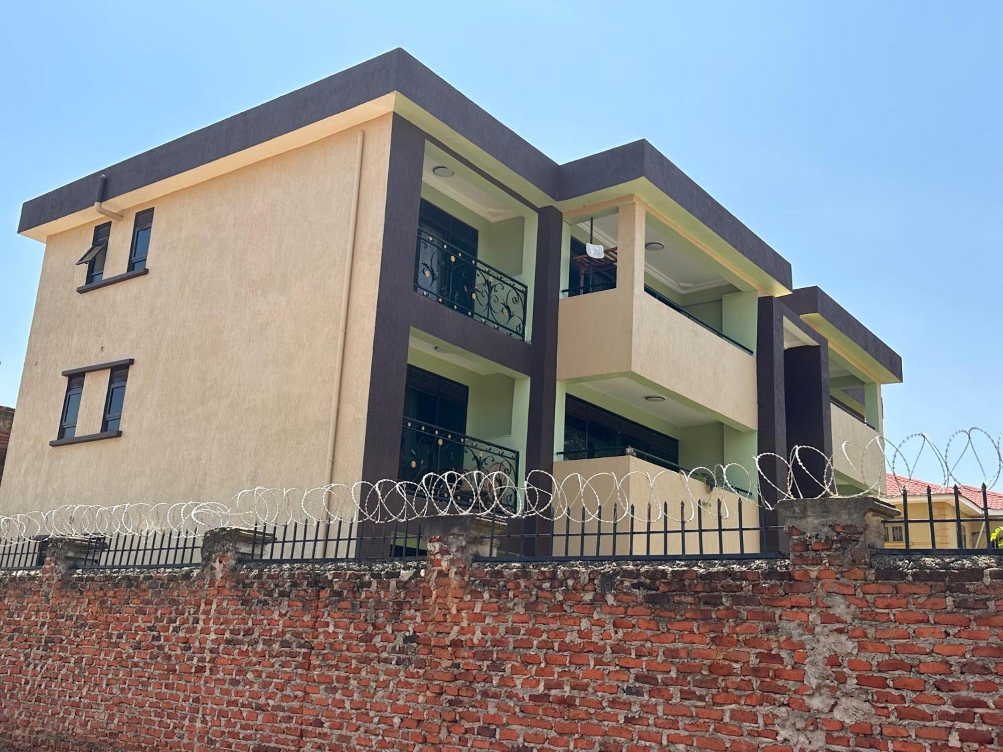 Elena & Kimberly Apartment Gulu Екстериор снимка