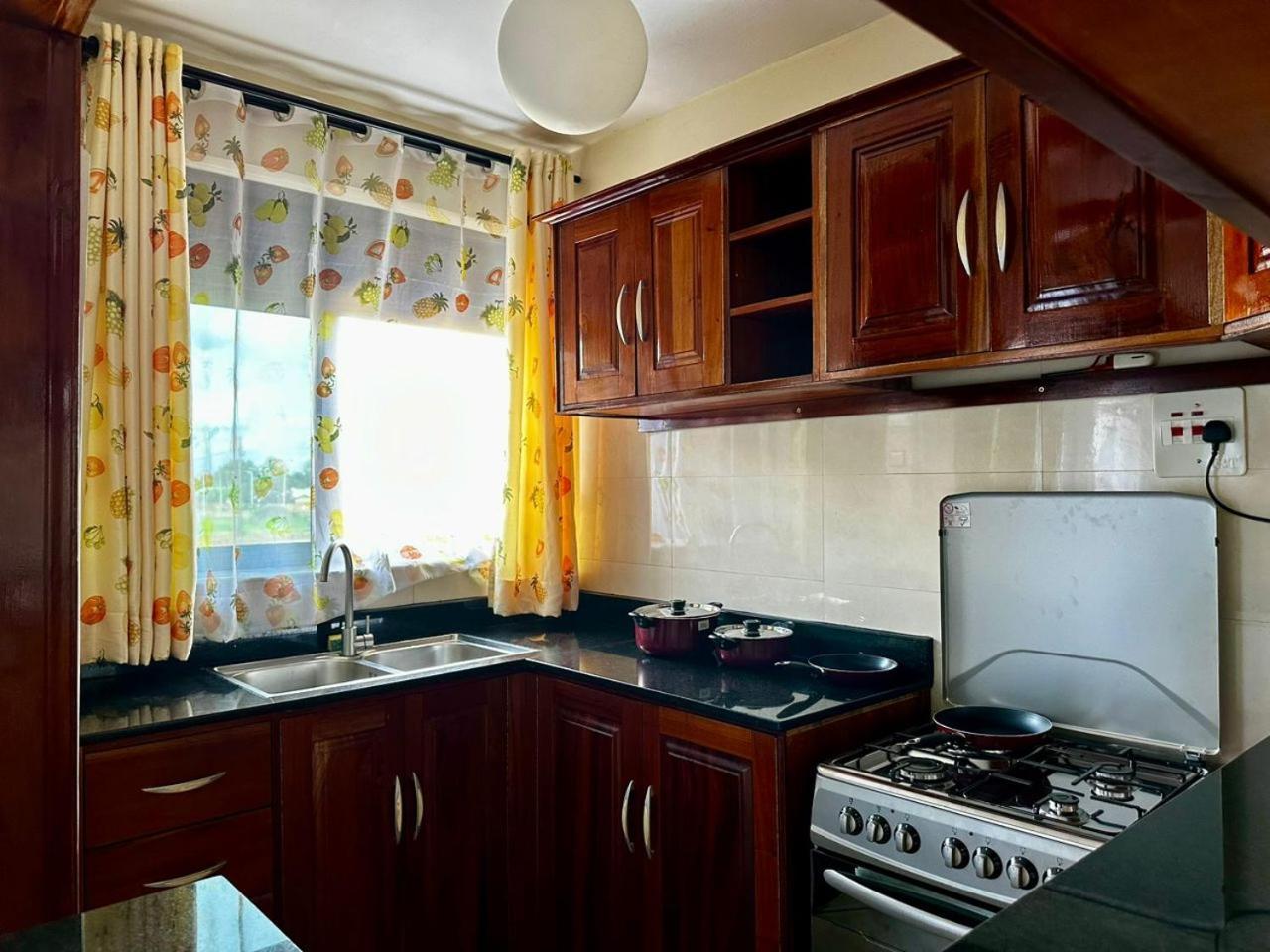 Elena & Kimberly Apartment Gulu Екстериор снимка